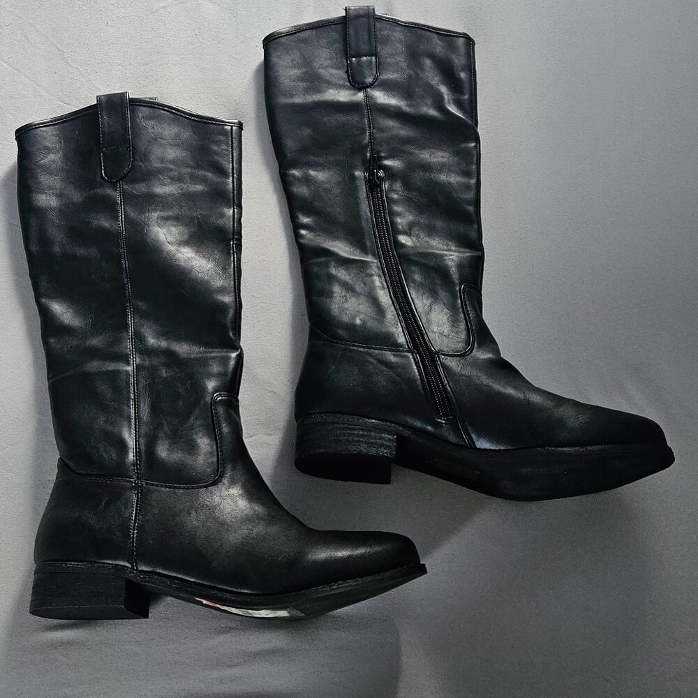 NWOT Le Chateau black boots, size 7.5